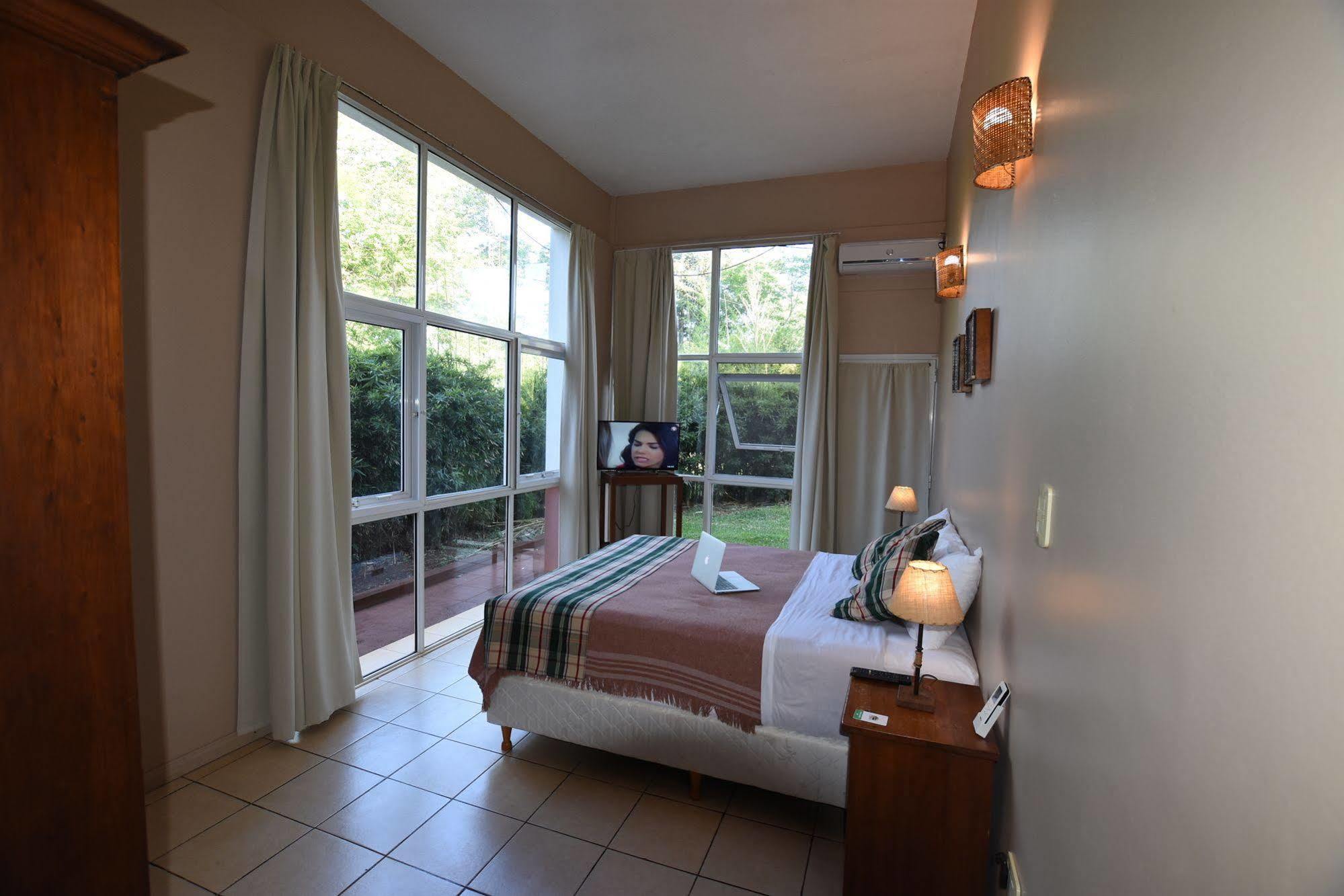 Iguazu Inn Hostel Puerto Iguazú Zewnętrze zdjęcie